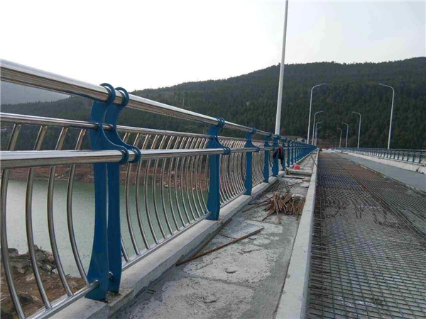 郴州不锈钢桥梁护栏的特点及其在桥梁安全中的重要作用