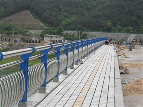 郴州不锈钢桥梁护栏的特性及其在现代建筑中的应用